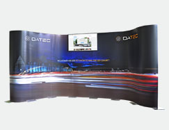 flexConnect Messestand mit Monitor Datec